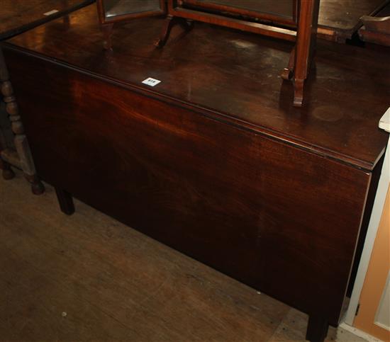 A George III mahogany drop leaf dining table, extended 5ft 1.5in. x 3ft 11.5in.(-)